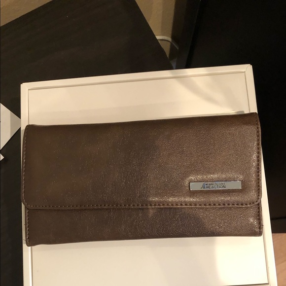 Kenneth Cole Handbags - Kenneth Cole wallet